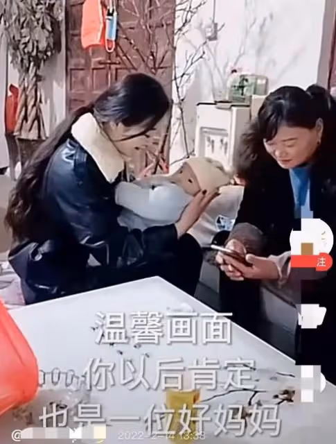只是因為抱了一下娃娃,陳亞男又被瘋狂吐槽,她應該何去何從