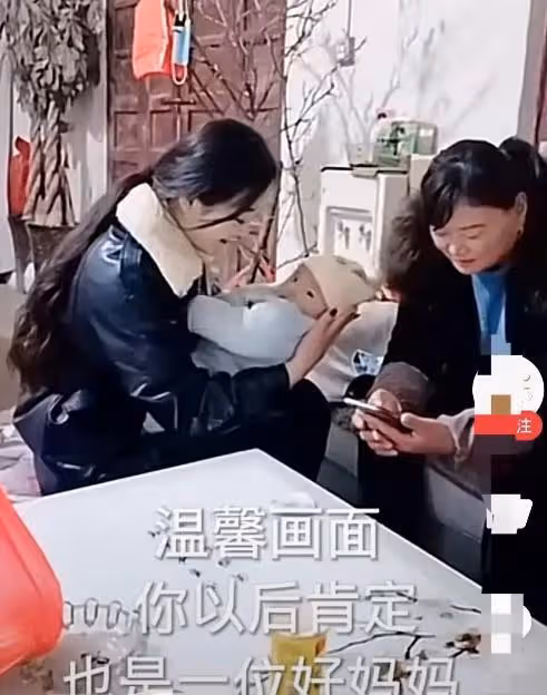 只是因為抱了一下娃娃,陳亞男又被瘋狂吐槽,她應該何去何從