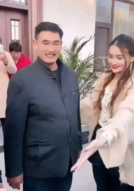 只是因為抱了一下娃娃,陳亞男又被瘋狂吐槽,她應該何去何從