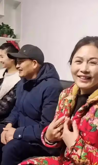 只是因為抱了一下娃娃,陳亞男又被瘋狂吐槽,她應該何去何從