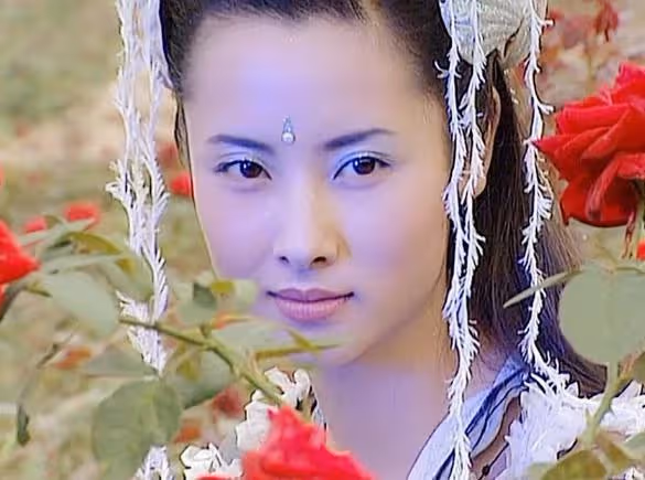 不是歡瑞一員卻是御用女配,和演員田亮離婚後,45歲的她戲約不斷