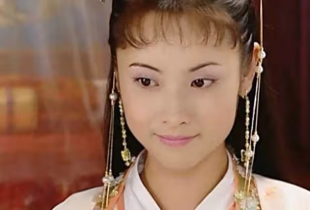 不是歡瑞一員卻是御用女配,和演員田亮離婚後,45歲的她戲約不斷