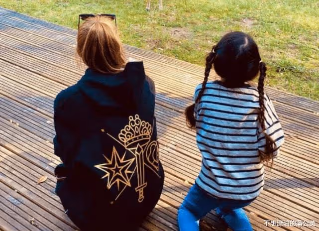 昆凌時隔4個月參加活動，生圖直角肩優越，透露6歲女兒會偷戴她的珠寶
