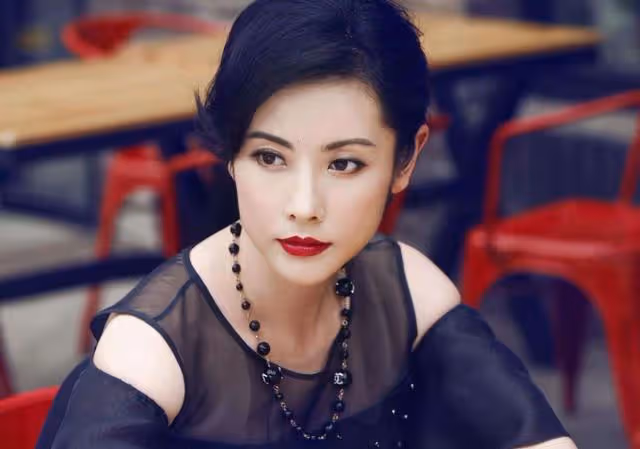 不是歡瑞一員卻是御用女配,和演員田亮離婚後,45歲的她戲約不斷