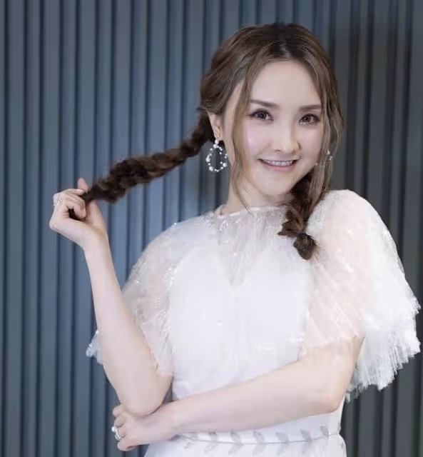 否認當第三者!香港知名女歌手迎來新戀情,與男友同居時確診