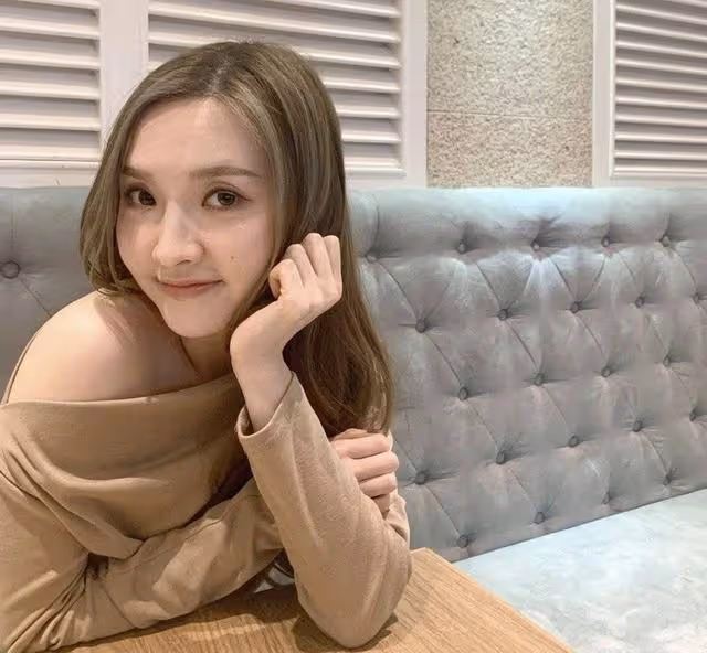 否認當第三者!香港知名女歌手迎來新戀情,與男友同居時確診