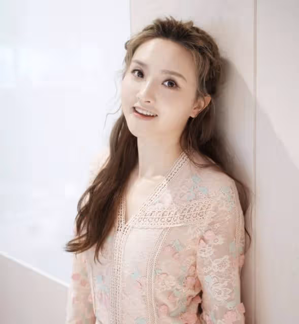 否認當第三者!香港知名女歌手迎來新戀情,與男友同居時確診