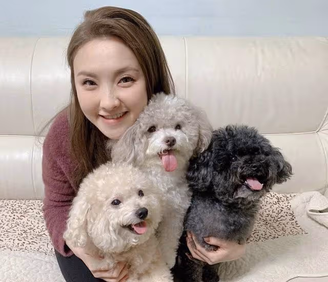 否認當第三者!香港知名女歌手迎來新戀情,與男友同居時確診