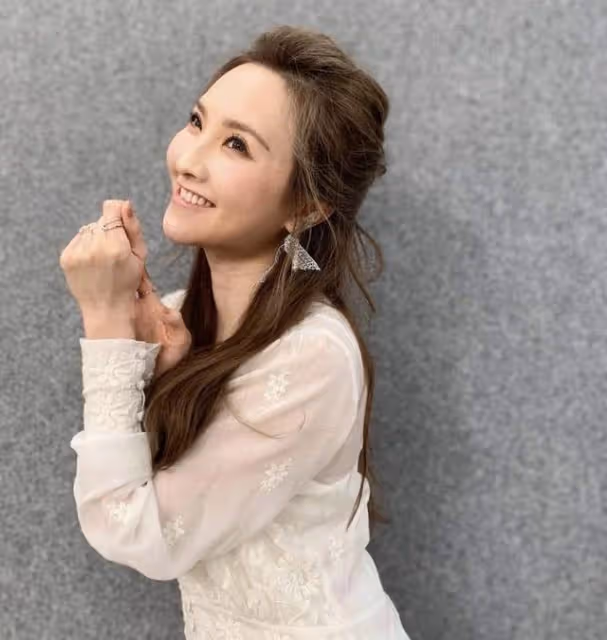 否認當第三者!香港知名女歌手迎來新戀情,與男友同居時確診