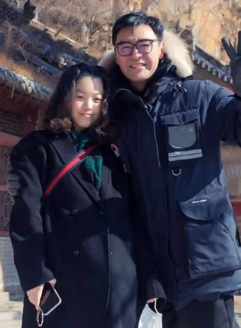 鍾鎮濤26歲大女兒被疑懷孕,近照小腹隆起顯富態,本人急忙否認