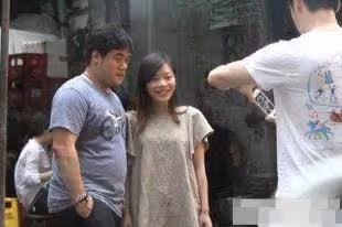 鍾鎮濤26歲大女兒被疑懷孕,近照小腹隆起顯富態,本人急忙否認