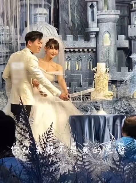34歲男星被曝剛結婚就當爸！婚禮現場曝光，新娘穿抹胸婚紗顏值高