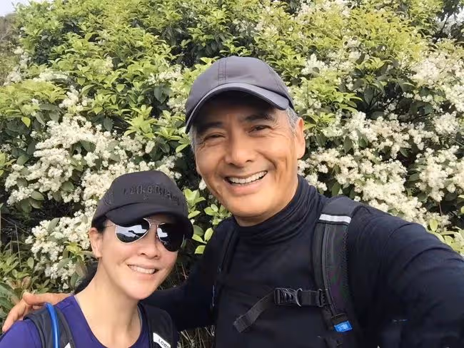 66歲周潤發罕見同框廖碧兒,鬢角全白仍帥氣,兩人意外撞臉似父女