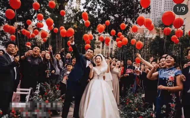 江蘇衛視花旦被曝結婚！手戴超大鑽戒與新郎擁吻，男方顏值引熱議