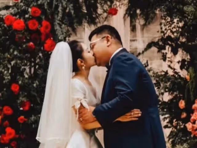 江蘇衛視花旦被曝結婚！手戴超大鑽戒與新郎擁吻，男方顏值引熱議