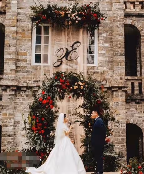 江蘇衛視花旦被曝結婚！手戴超大鑽戒與新郎擁吻，男方顏值引熱議