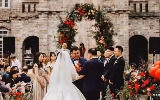 江蘇衛視花旦被曝結婚！手戴超大鑽戒與新郎擁吻，男方顏值引熱議