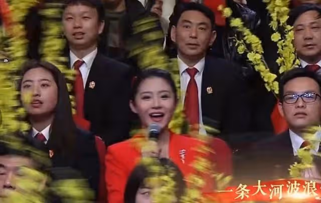 江蘇衛視花旦被曝結婚!手戴超大鑽戒與新郎擁吻,男方顏值引熱議