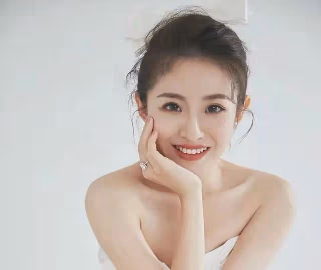 江蘇衛視花旦被曝結婚!手戴超大鑽戒與新郎擁吻,男方顏值引熱議