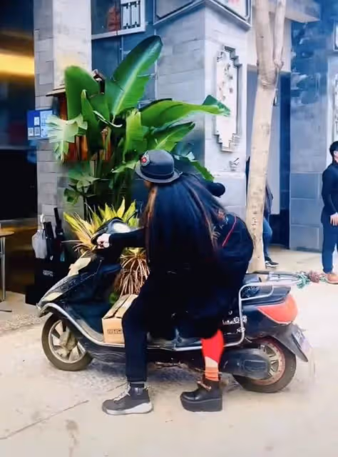 63歲楊麗萍乘摩托接地氣!坐異性身後親密搭手,踩恨天高長甲矚目