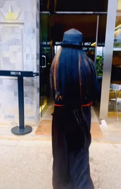 63歲楊麗萍乘摩托接地氣!坐異性身後親密搭手,踩恨天高長甲矚目