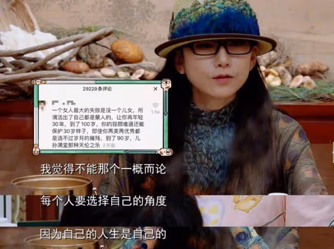 63歲楊麗萍乘摩托接地氣!坐異性身後親密搭手,踩恨天高長甲矚目