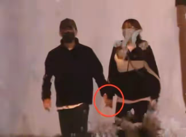 34歲男星被曝剛結婚就當爸！婚禮現場曝光，新娘穿抹胸婚紗顏值高