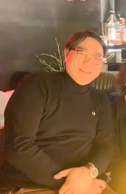 64歲張鐵林現身酒館,眉眼帶笑紅光滿面,與小15歲高亞麟如同齡人