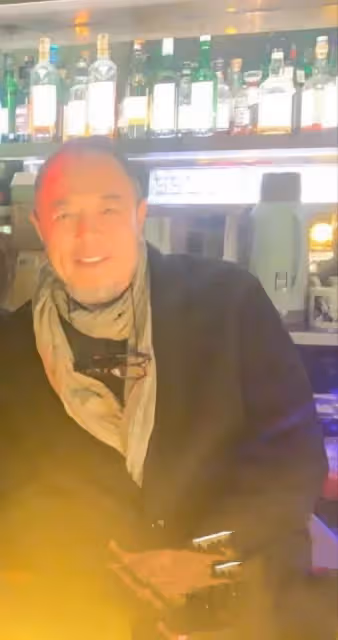 64歲張鐵林現身酒館,眉眼帶笑紅光滿面,與小15歲高亞麟如同齡人