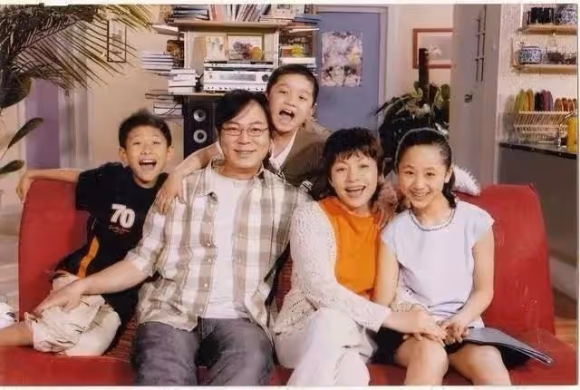 64歲張鐵林現身酒館,眉眼帶笑紅光滿面,與小15歲高亞麟如同齡人