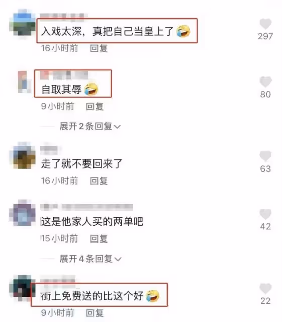 64歲張鐵林現身酒館,眉眼帶笑紅光滿面,與小15歲高亞麟如同齡人