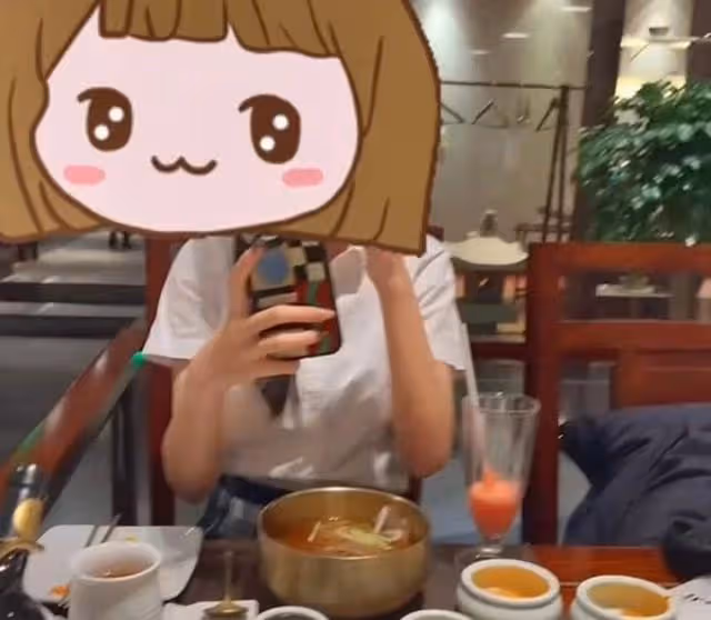 高曉松14歲女兒罕曝光,渾身奢侈品白到發光,做睫毛美甲氣質成熟
