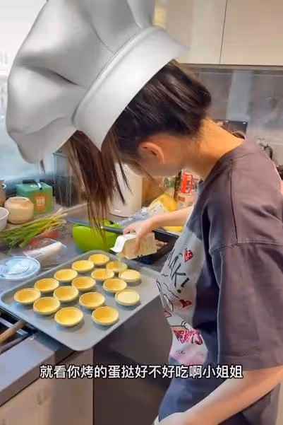 高曉松14歲女兒罕曝光,渾身奢侈品白到發光,做睫毛美甲氣質成熟
