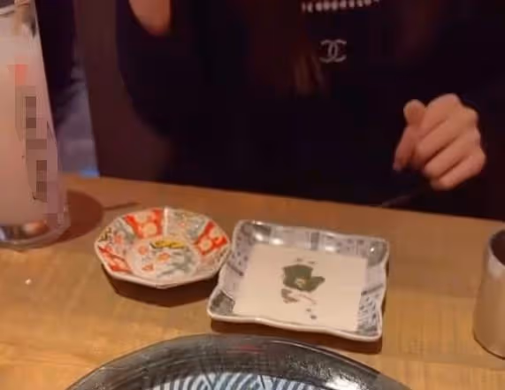 高曉松14歲女兒罕曝光,渾身奢侈品白到發光,做睫毛美甲氣質成熟