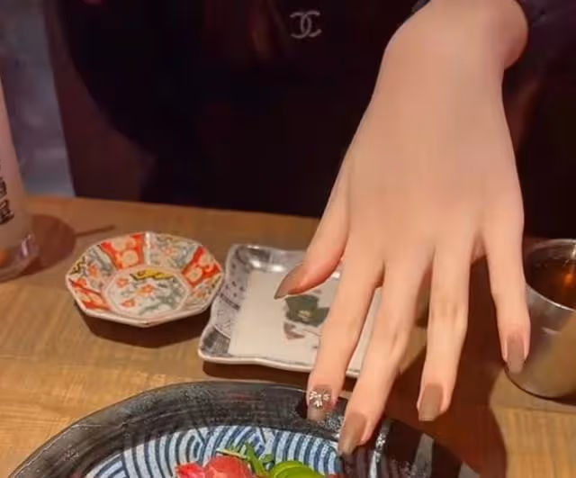 高曉松14歲女兒罕曝光,渾身奢侈品白到發光,做睫毛美甲氣質成熟