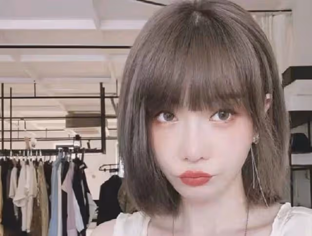 高曉松14歲女兒罕曝光,渾身奢侈品白到發光,做睫毛美甲氣質成熟