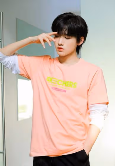 17歲男星被私生尾隨，對方一路跟蹤進其家門，爺爺熱心招待反被罵