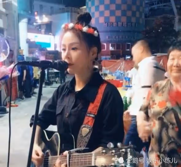 花姐狂浪為何那麼火?從街頭歌手到千萬網紅,她到底經歷了什麼?