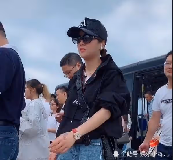 花姐狂浪為何那麼火?從街頭歌手到千萬網紅,她到底經歷了什麼?