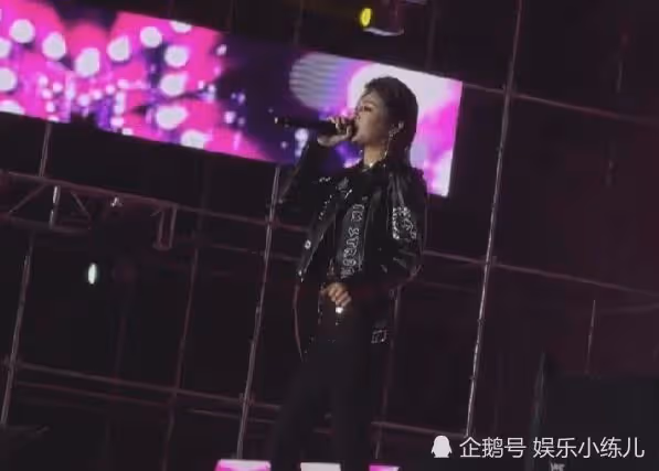 花姐狂浪為何那麼火?從街頭歌手到千萬網紅,她到底經歷了什麼?