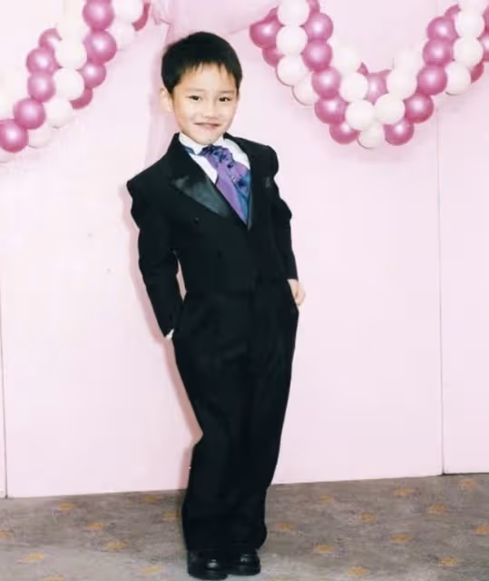 63歲苗僑偉為兒子慶28歲生日！曝光愛子兒時舊照，不見嬌妻戚美珍