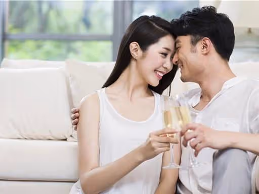 婆婆拆遷分一套房和50萬,她全給小姑,三年後小姑上門求接走婆婆