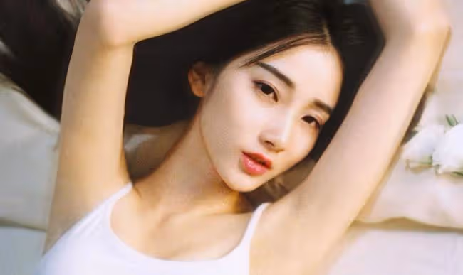 醒來後一個人躺在床上,身上的痕跡也在提醒我,昨晚我被睡了