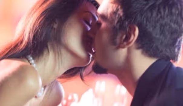 新婚之夜,他渾身酒氣弄疼我了,我越是掙扎他越是來勁