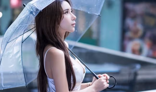 我在他的懷裡,剛溫存完占盡便宜後,他第二天就翻臉不認我