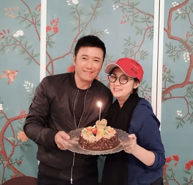 63歲苗僑偉為兒子慶28歲生日！曝光愛子兒時舊照，不見嬌妻戚美珍