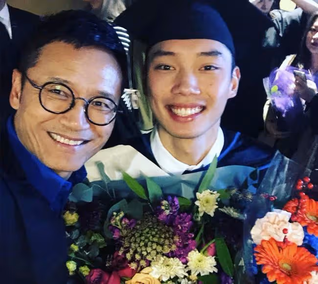 63歲苗僑偉為兒子慶28歲生日！曝光愛子兒時舊照，不見嬌妻戚美珍