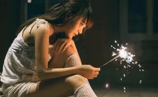 忘記我們的結婚紀念日,他回來時滿身酒氣,衣領帶著口紅印