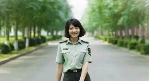他俯身拽我被子,我順勢抱住他的脖子,對他撒嬌