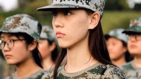 他俯身拽我被子,我順勢抱住他的脖子,對他撒嬌